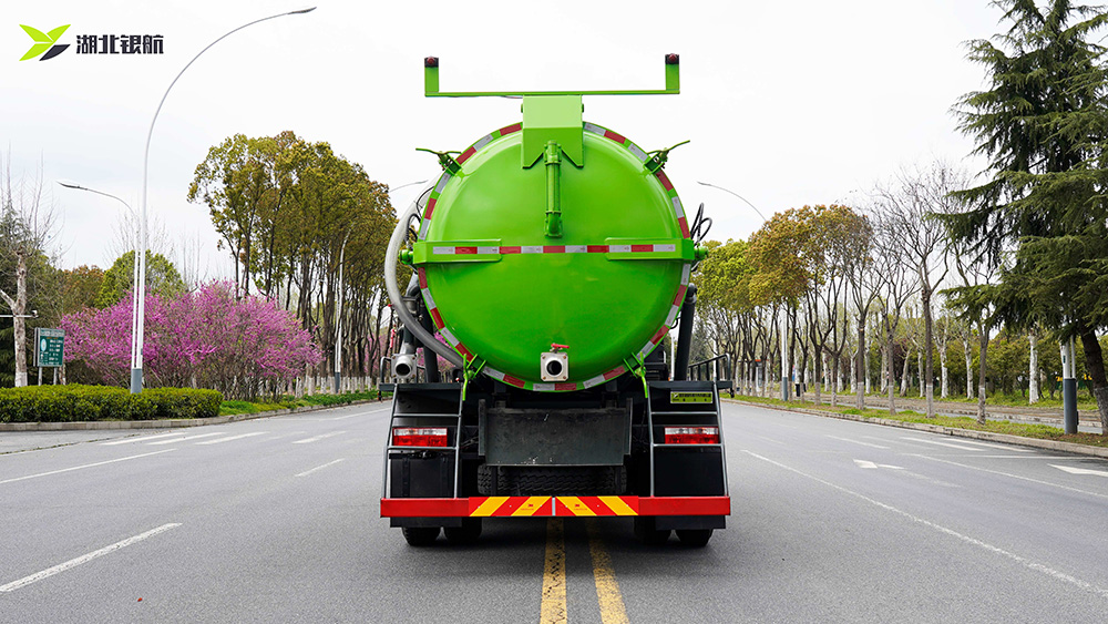 东风多利卡吸污车