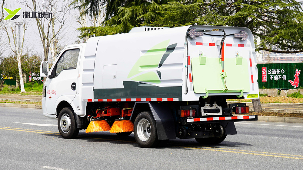 东风华神纯电动扫路车