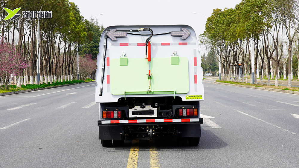 东风华神纯电动扫路车