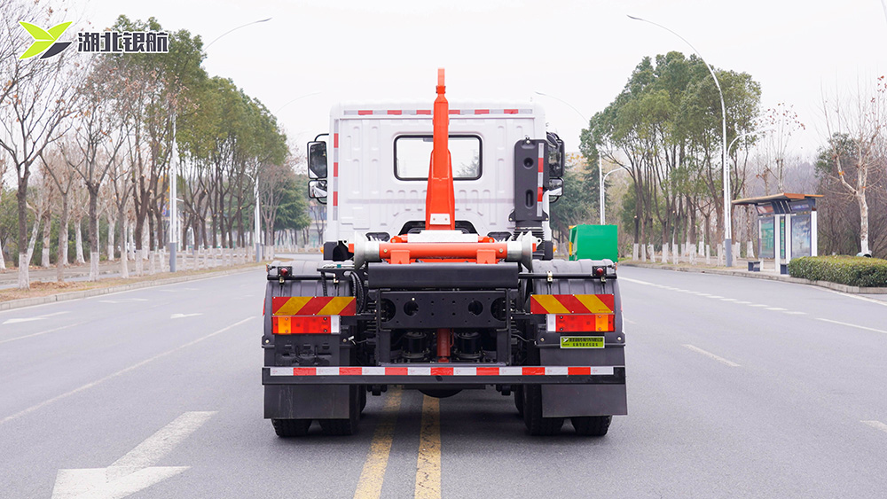东风华神勾臂垃圾车