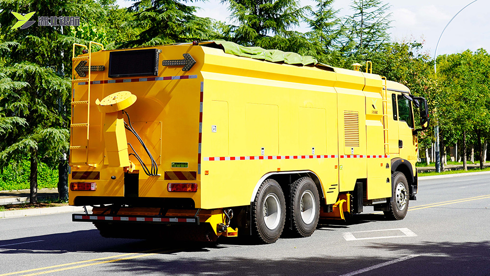 重汽豪沃除雪车